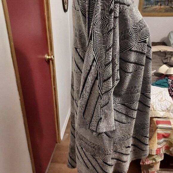 LuLaRoe  S VGC  pit to pit 22 inch length  26 inch - Picture 2 of 3